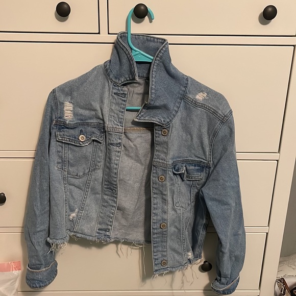 Hollister medium sized cropped denim jacket. Rarely worn, very good condition. - Picture 2 of 2